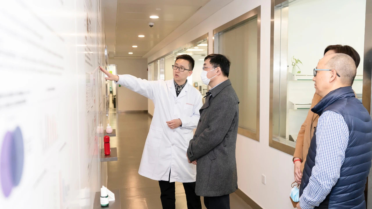 市經(jīng)濟信息化委一行參觀上美集團總部科研中心