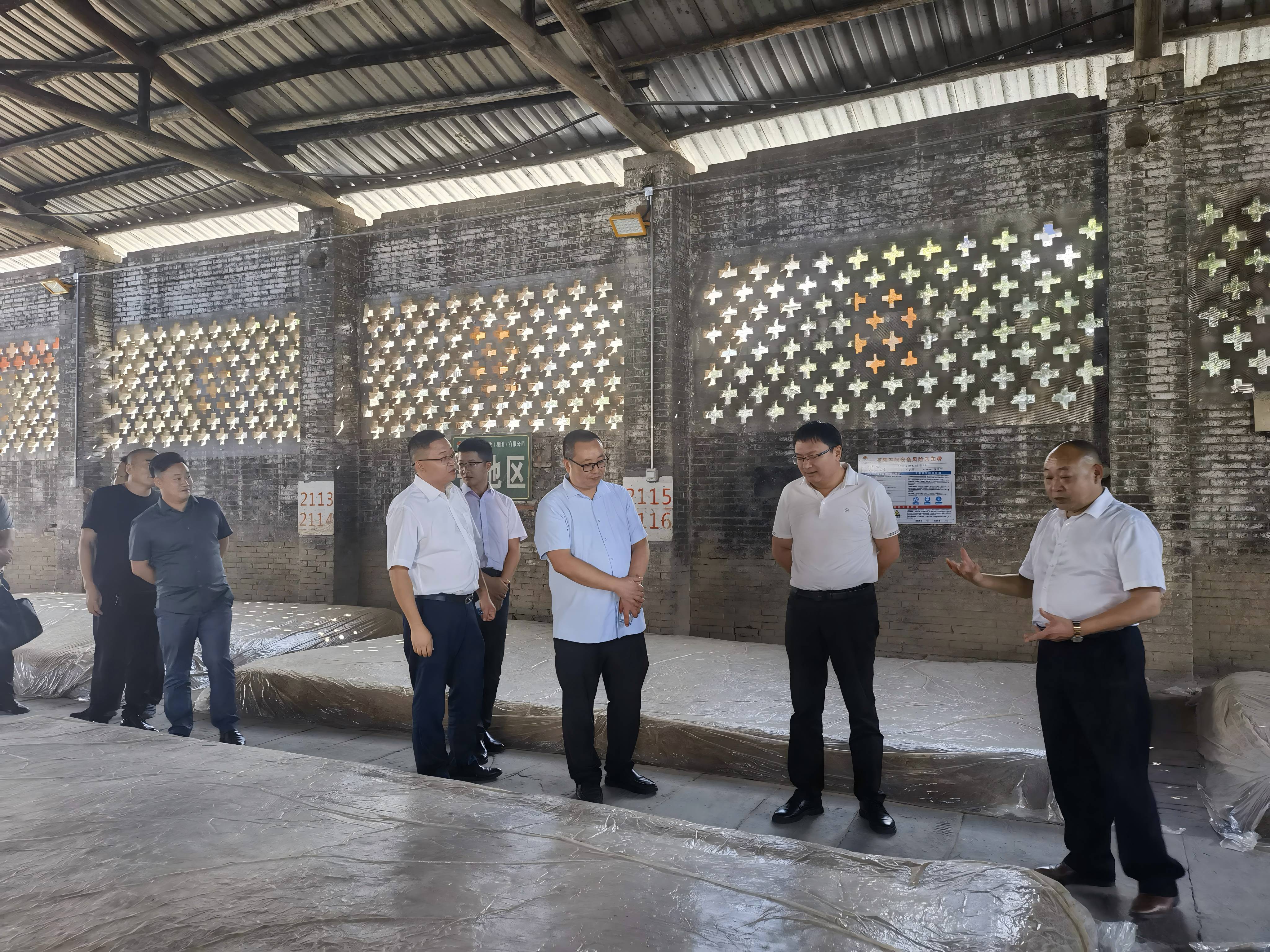 客商參觀白酒生產(chǎn)基地